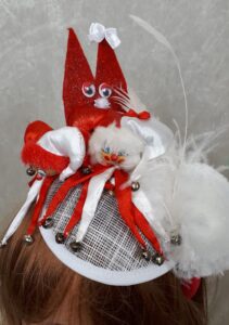 jecke-klamotten.de-Haarreifen-Fascinator-Clown-Dom-Köln-Karneval-rot-weiß